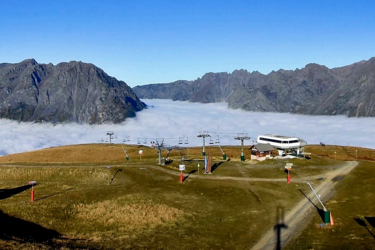 Meteo, spettacolare ‘Mare di nuvole’ sull’Alpe d’Huez: il fascino degli anticicloni autunnali
