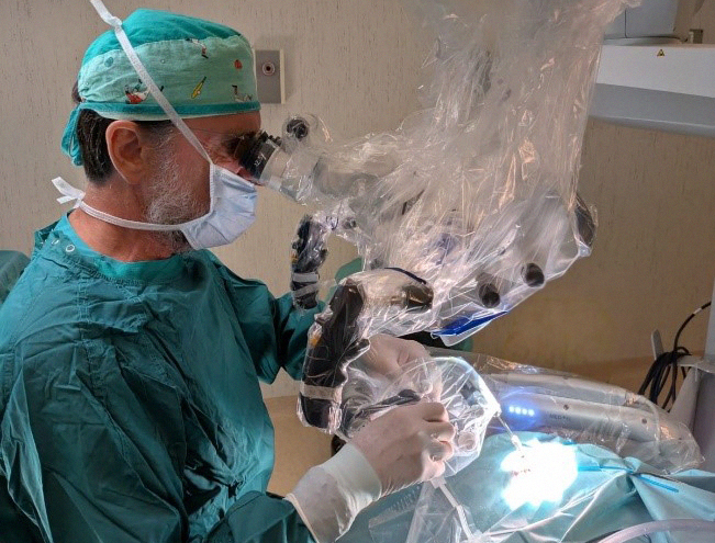 Sordità profonda: “orecchio bionico” con il robot, primi impianti al Bambino Gesù