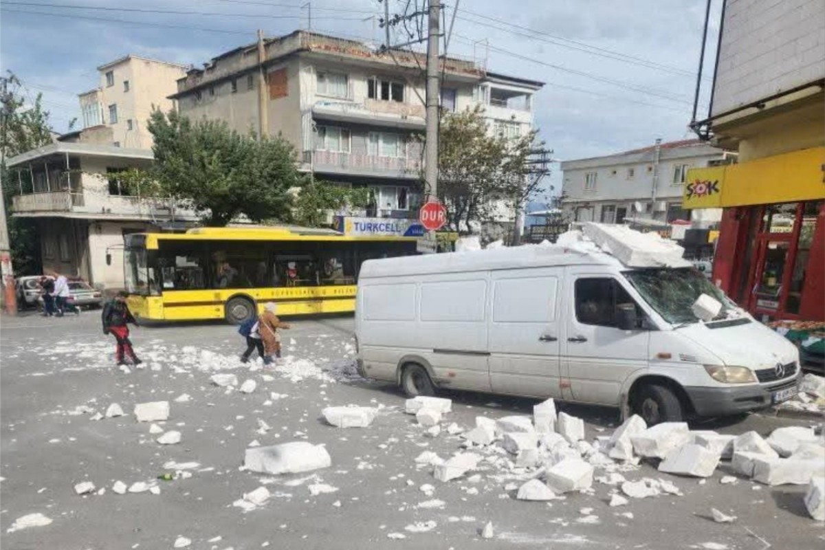 Maltempo Turchia: forti venti di Lodos colpiscono Bursa, alberi abbattuti e danni in città