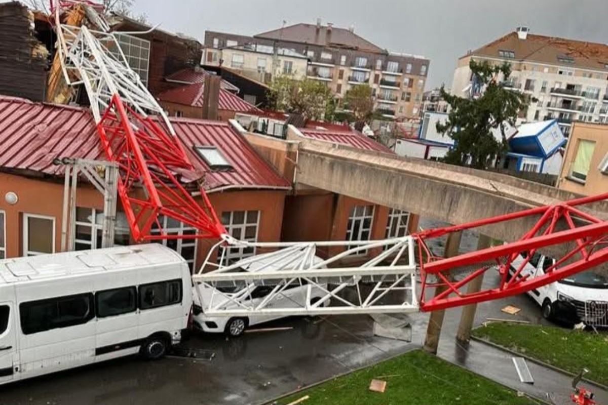 Maltempo Francia, tornado colpisce Ermont, vicino Parigi: gravi danni, gru crolla su un edificio | FOTO e VIDEO