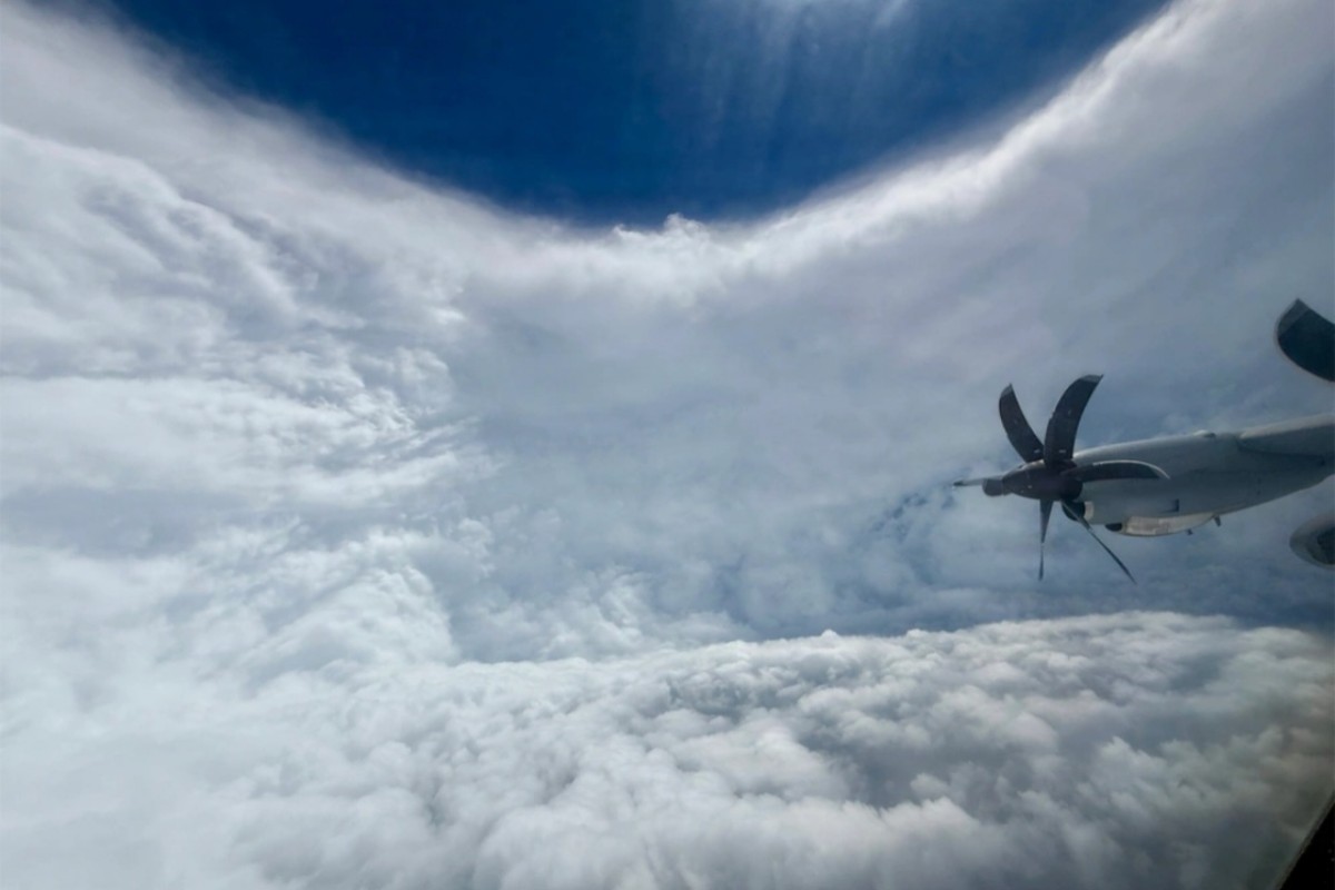 Dentro l’occhio dell’uragano Melissa: la spettacolare missione dei “cacciatori di uragani” | FOTO