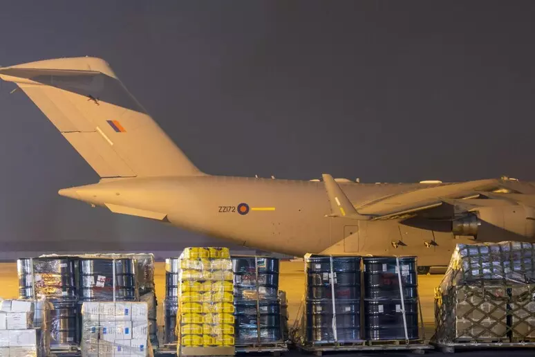 Aereo cargo esce di pista a Hong Kong, 2 morti