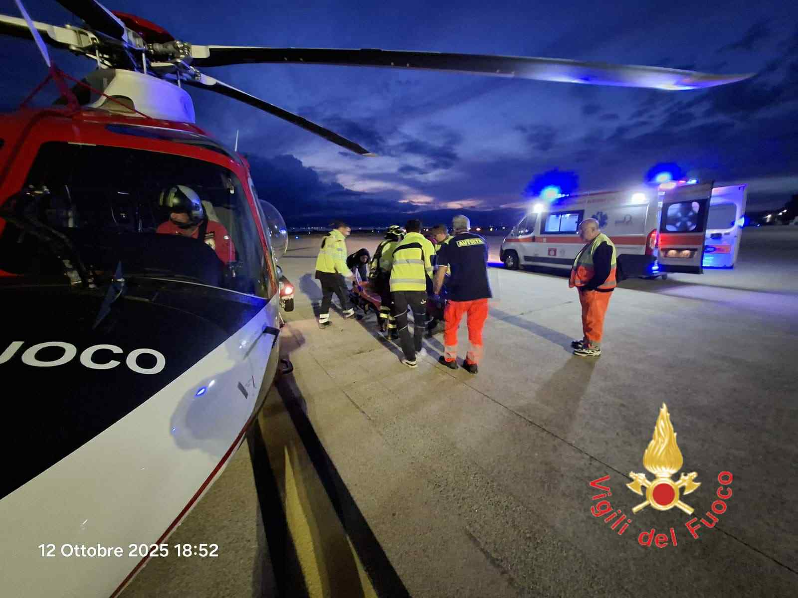 Paura in Aspromonte: motociclista precipita in un burrone, salvato dai Vigili del Fuoco con un elicottero
