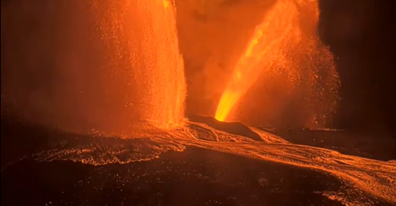 Spettacolo di fuoco record da un vulcano irrequieto, fontane di lava più alte dei grattacieli | VIDEO