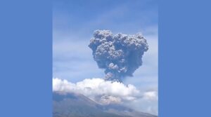 eruzione lewotobi indonesia