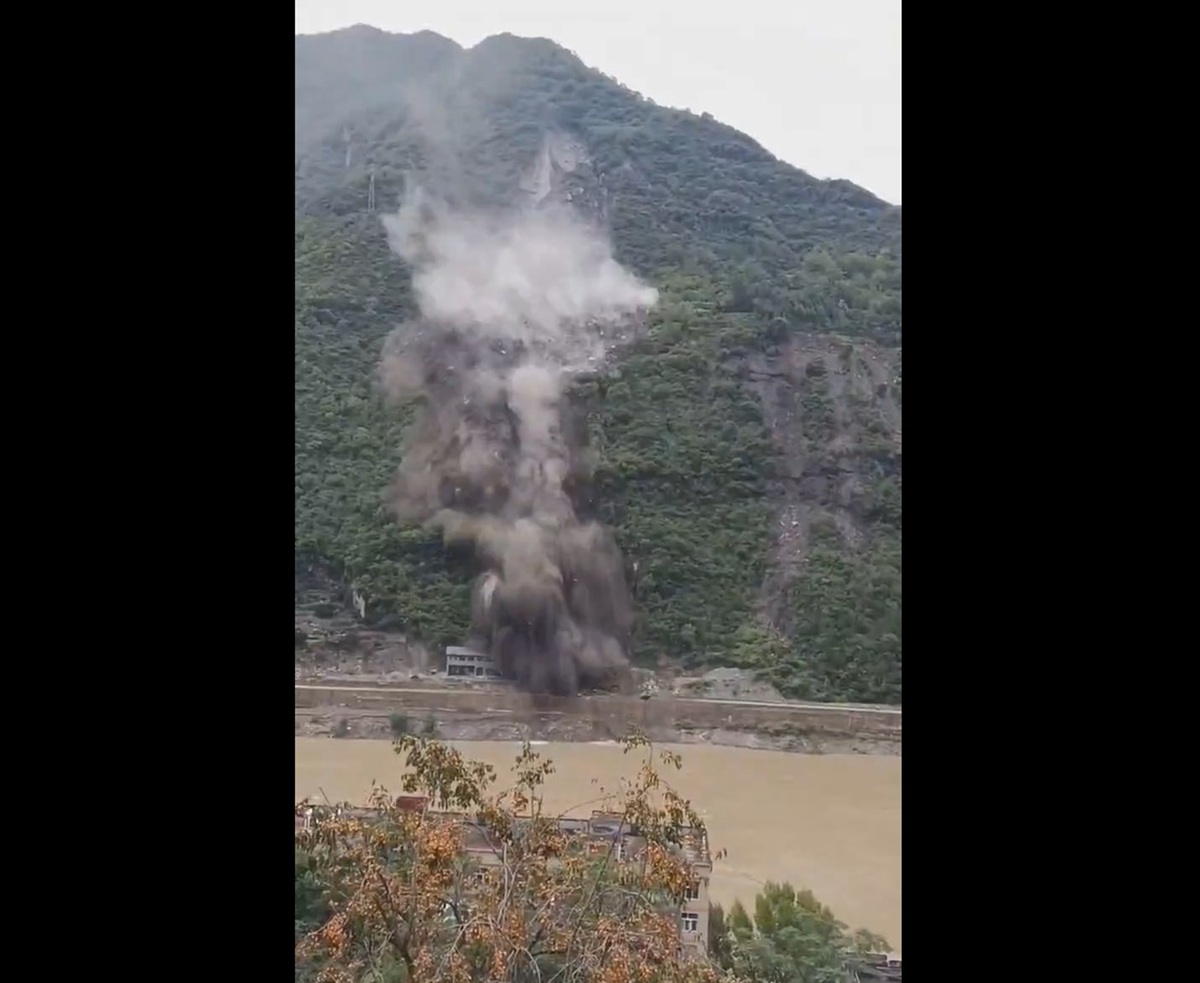 Cina, spaventosa frana a Shiyan: case sepolte e strade bloccate nell’Hubei | VIDEO
