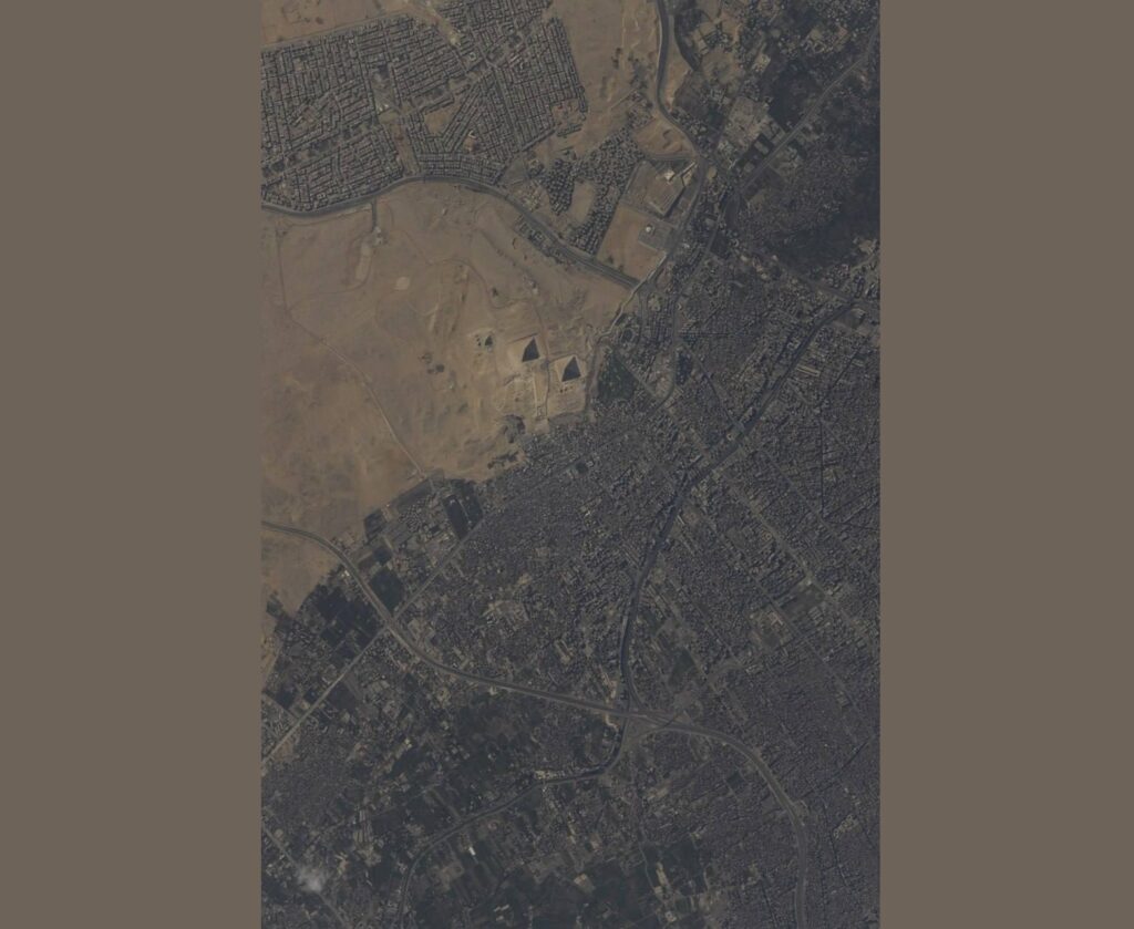 grande piramide giza cairo egitto iss roscosmos