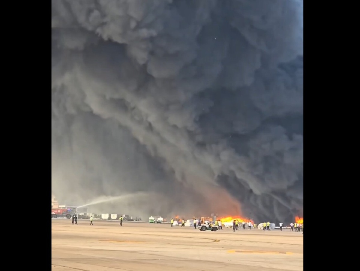 Bangladesh, spaventoso incendio all’aeroporto di Dacca: stop ai voli | VIDEO