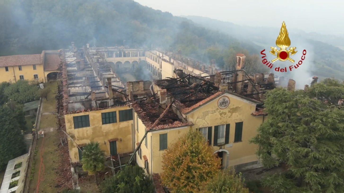 Incendio al monastero della Bernaga a Perego, nel Lecchese: “distrutto un luogo storico” | VIDEO