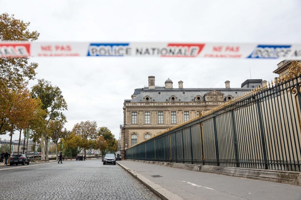 louvre parigi furto