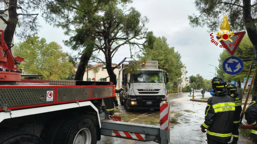 maltempo albero vigili fuoco