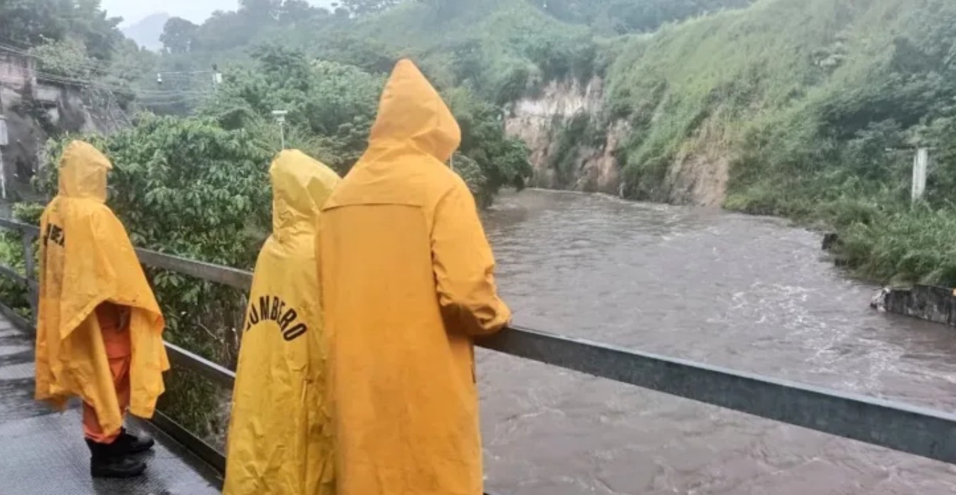 Meteo, allerta arancione per rischio alluvioni a El Salvador: scuole chiuse