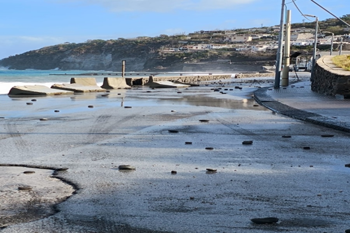 Maltempo alle Eolie: mareggiata a Lipari, collegamenti difficili