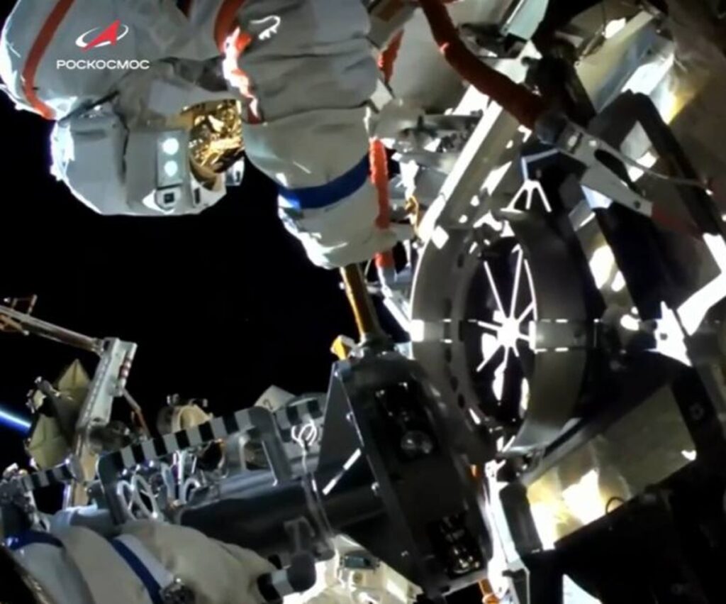 passeggiata spaziale cosmonauti Ryzhikov e Zubritsky