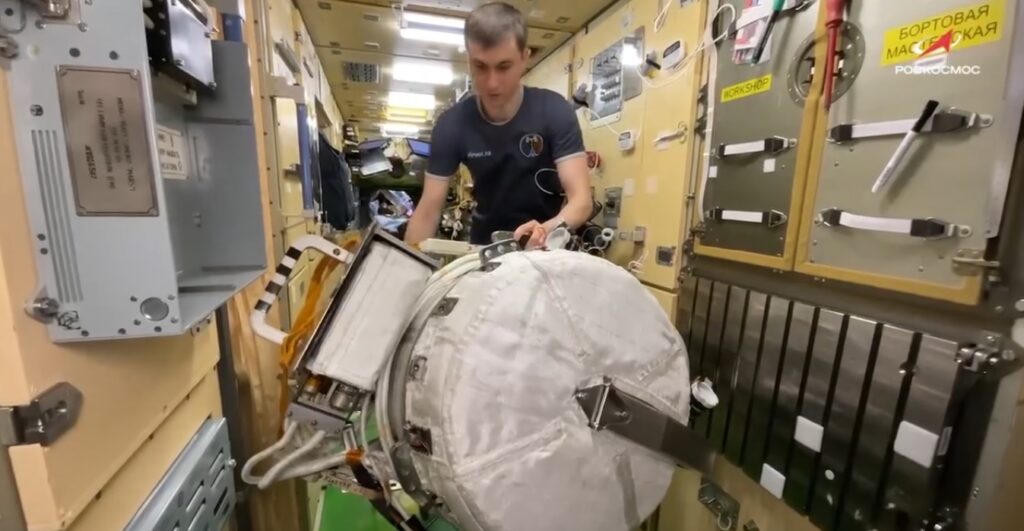 stazione spaziale passeggiata russia esperimento