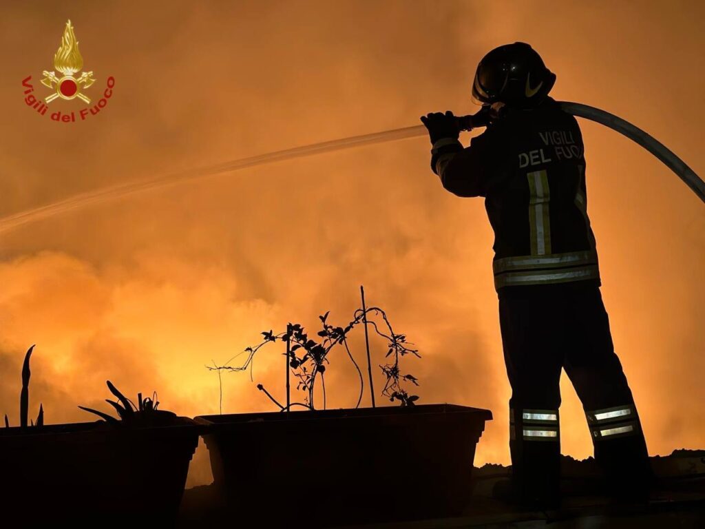 vigili del fuoco generica incendio boschivo