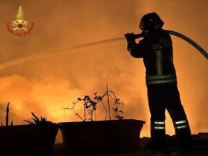 vigili del fuoco generica incendio boschivo
