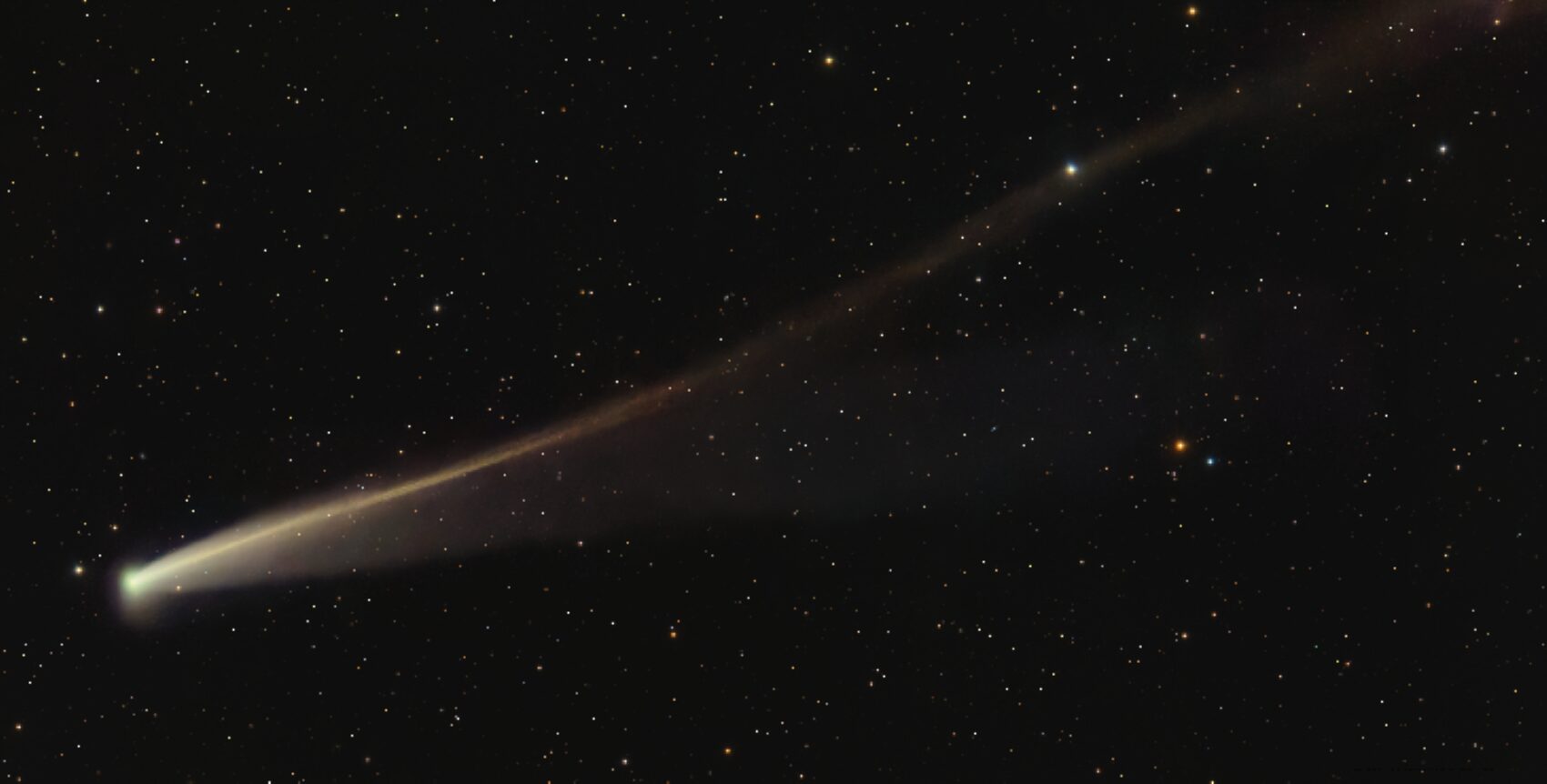 Una cometa dorata sorprende gli astronomi: Comet ATLAS (C/2025 K1) resiste al Sole e brilla d’oro nel cielo