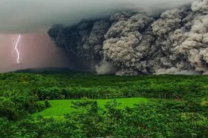 Eruzione Semeru fulmini vulcanici