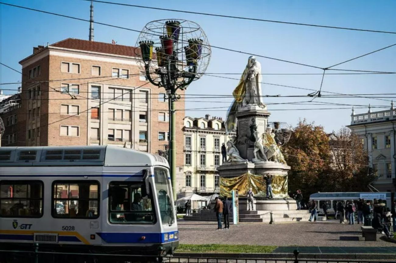 Attivisti di Extinction Rebellion ricoprono la statua di Cavour a Torino: “tassare i ricchi, fermare il collasso climatico”
