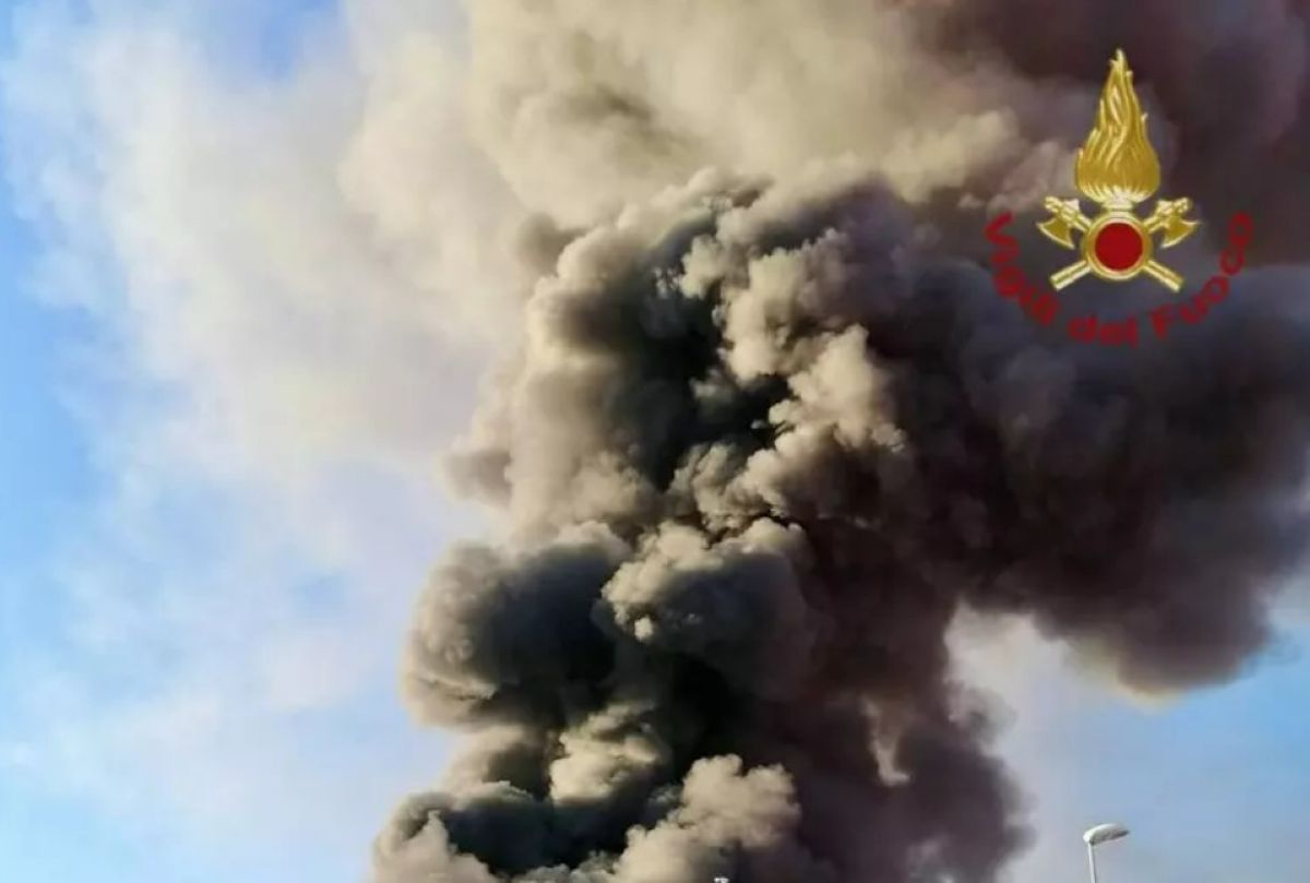 Vicenza, fiamme nei Magazzini Munari: il sindaco invita a tenere chiuse le finestre