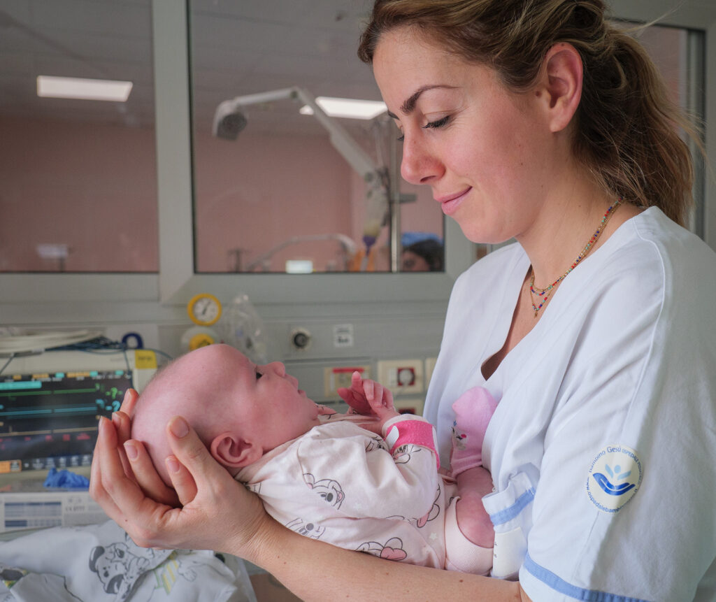 Infermiera con neonato opbg