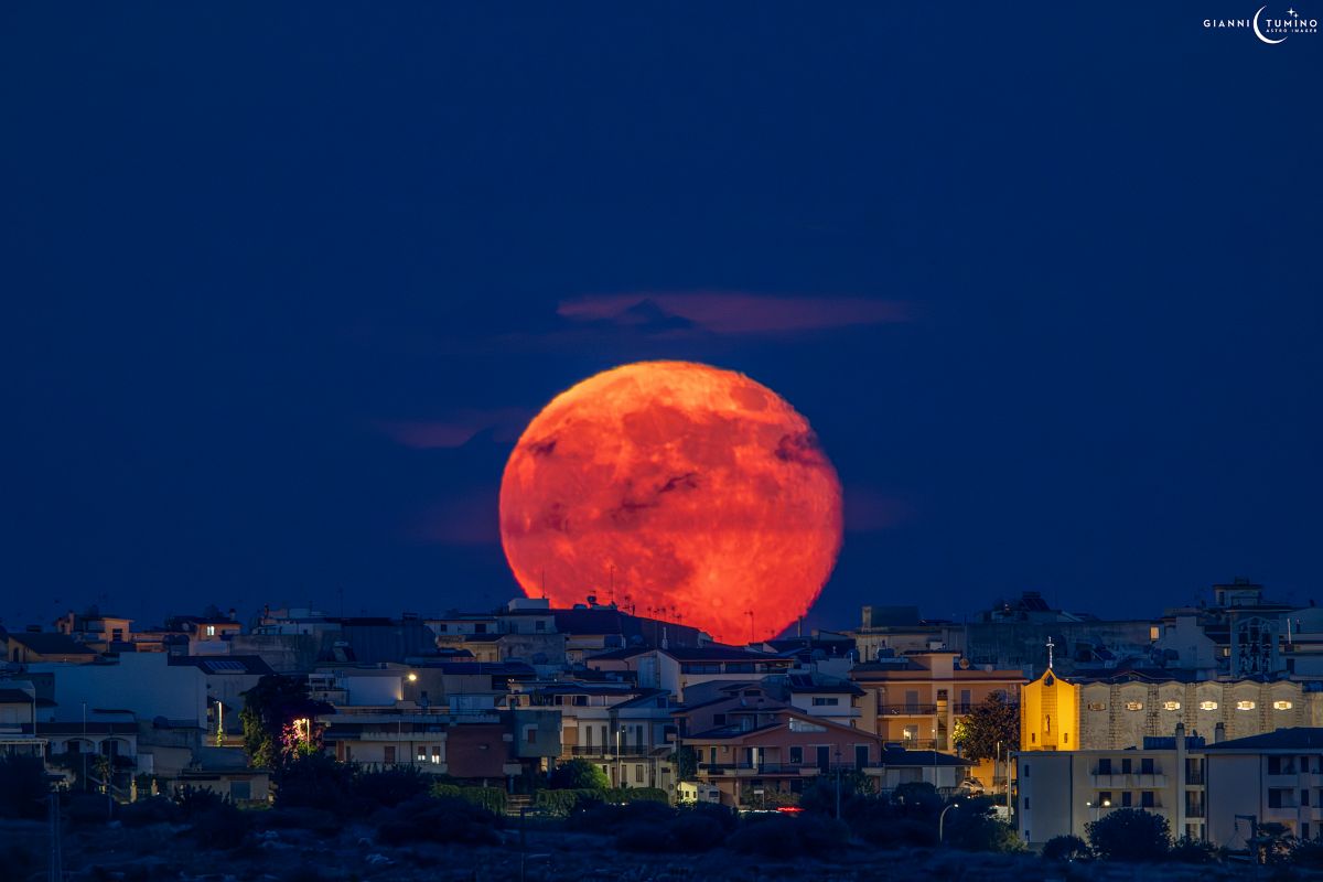 La luna piena accende la notte di Ispica: l’immagine diventa poesia visiva | FOTO