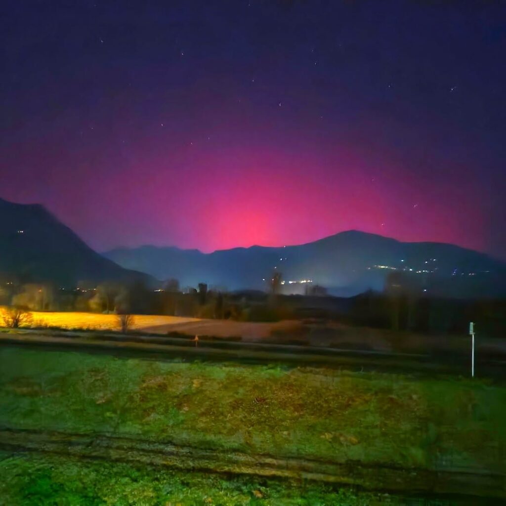 aurora boreale italia oggi foto
