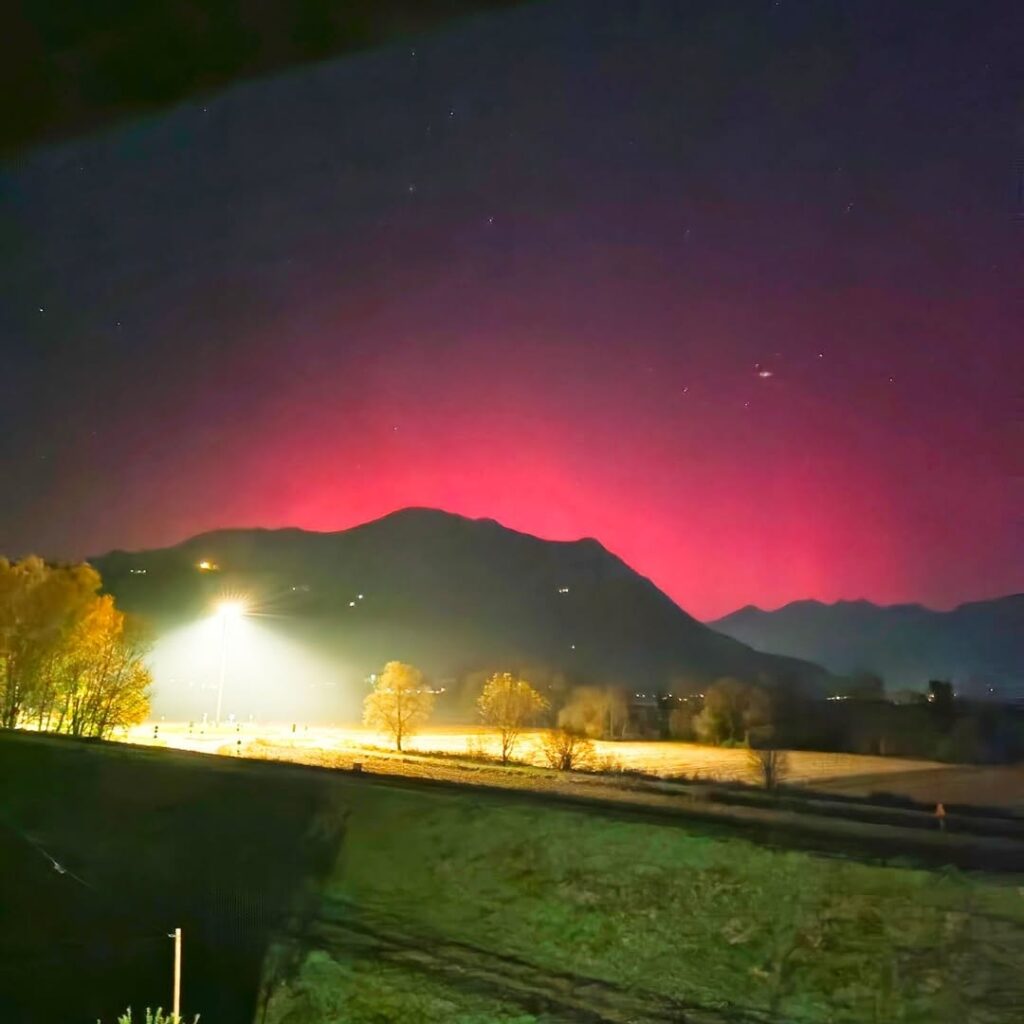 aurora boreale italia oggi foto