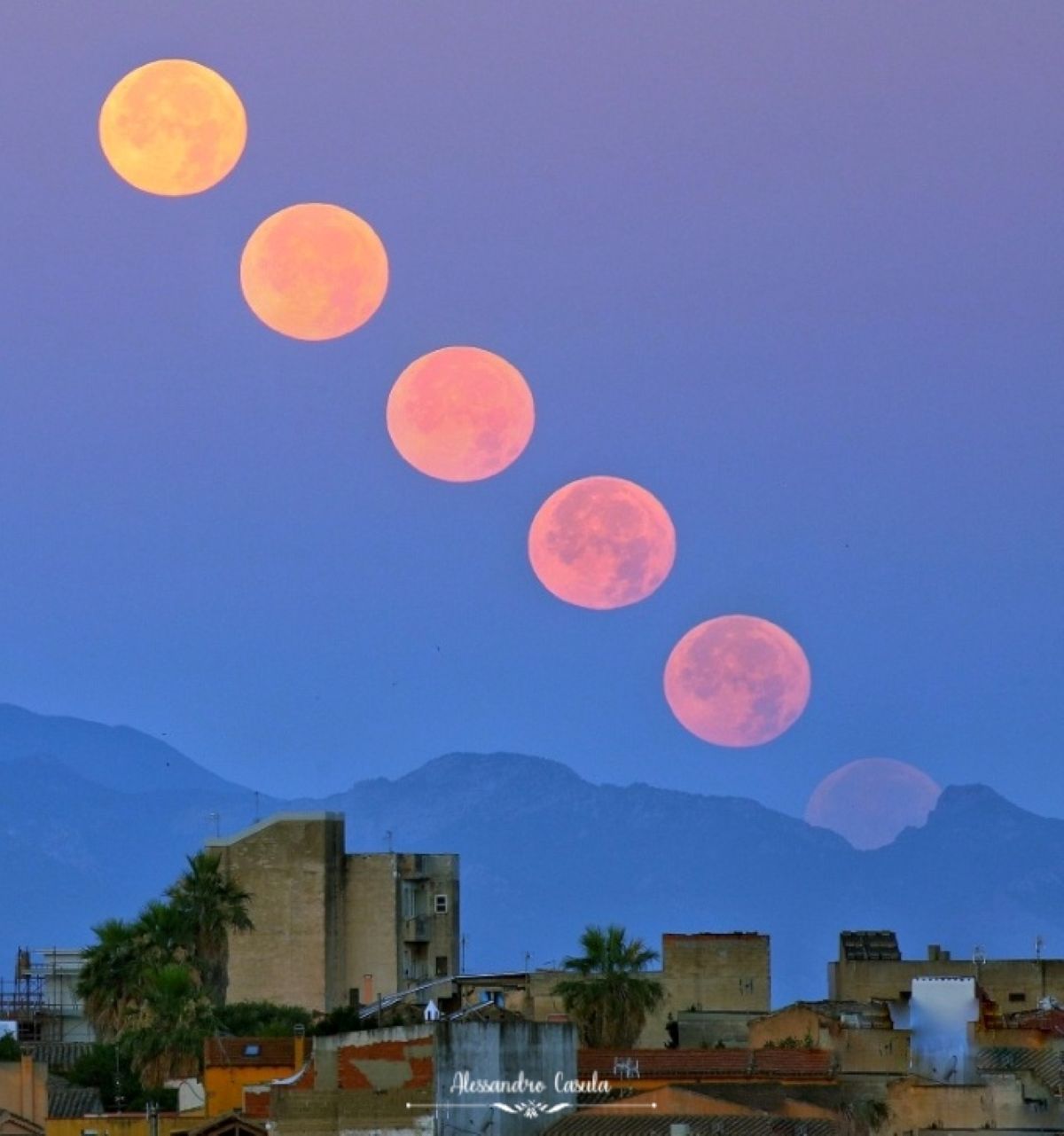 Palo Della Lampada Di Via E Lampada Nella Prospettiva Di Diminuzione