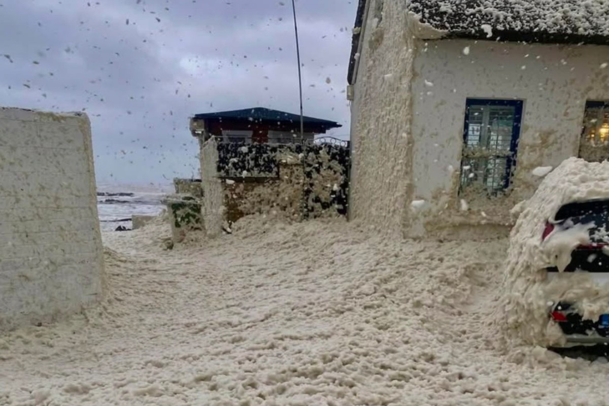 Maltempo Irlanda, costa sommersa dalla schiuma marina a Loughshinny: un fenomeno spettacolare che non si vedeva da 50 anni | FOTO e VIDEO