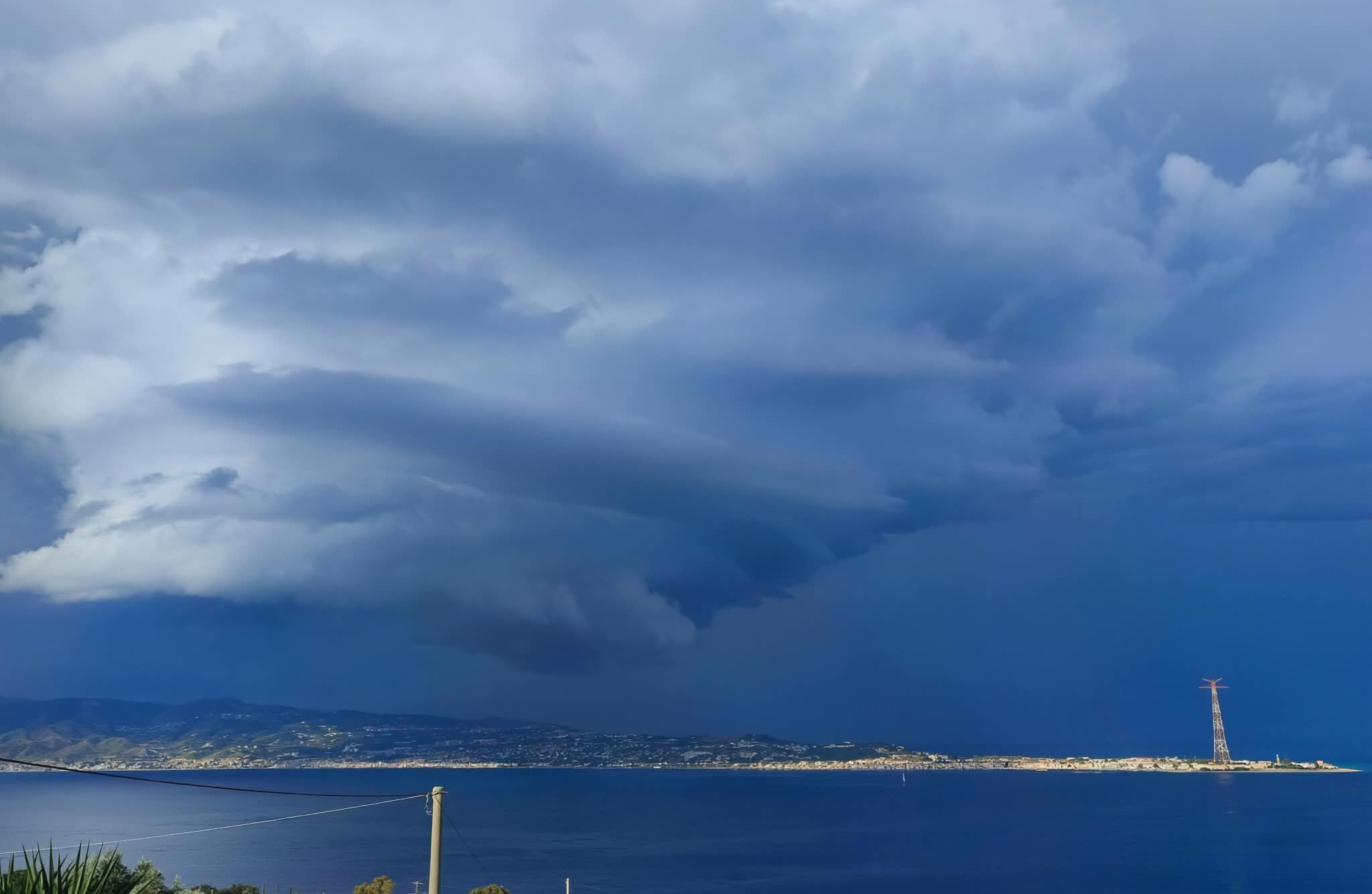 Maltempo estremo in Sicilia: violento temporale sul Messinese annunciato da una spettacolare shelf cloud | FOTO