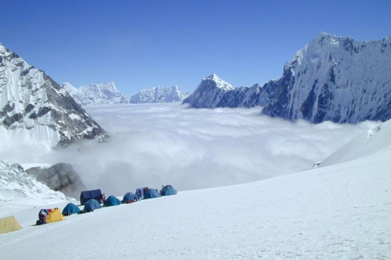 Nepal, media: valanga travolge il campo base della vetta dello Yalung Ri, morto un alpinista italiano