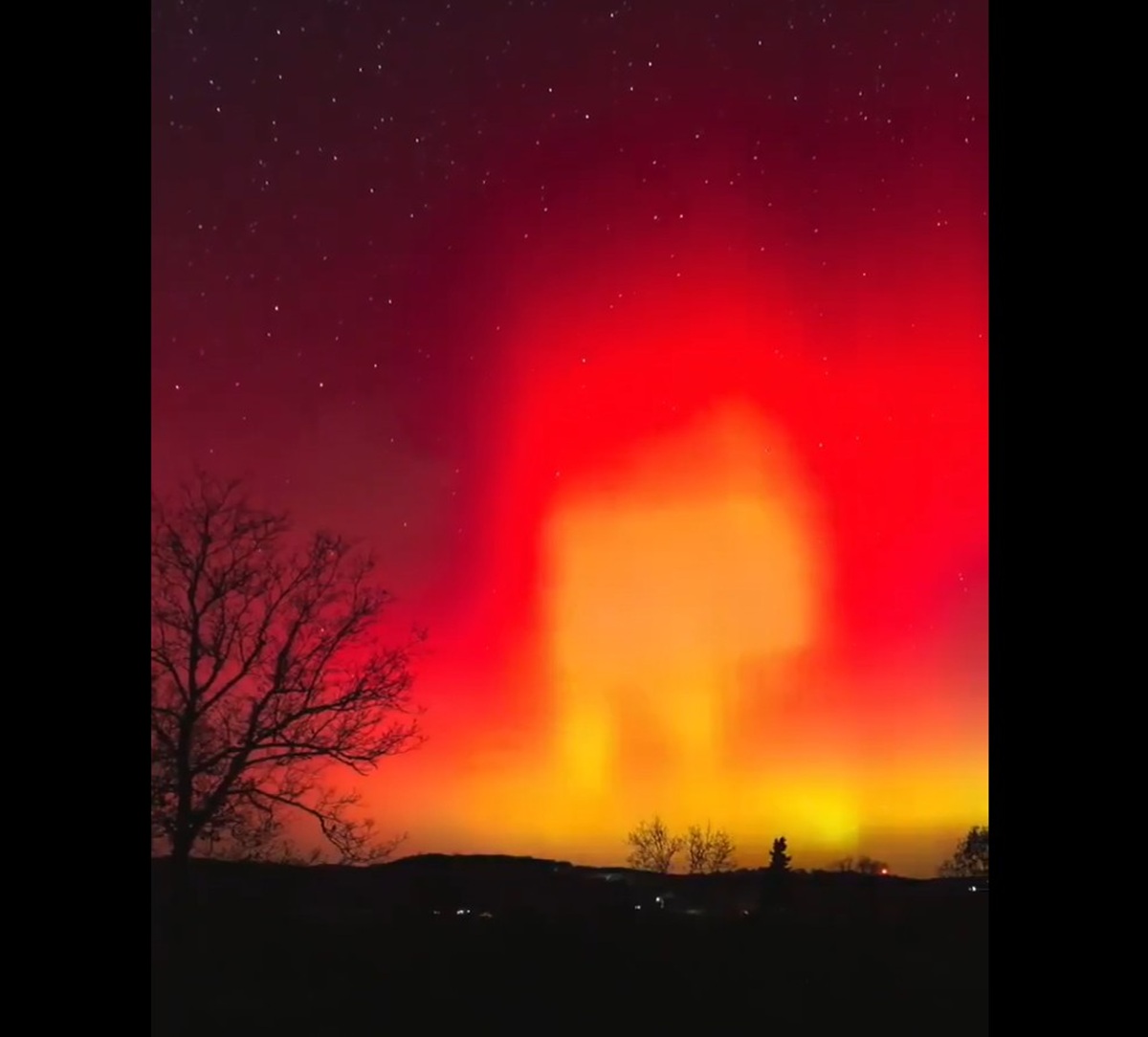 USA, un’aurora boreale come mai vista prima incanta il Missouri | VIDEO