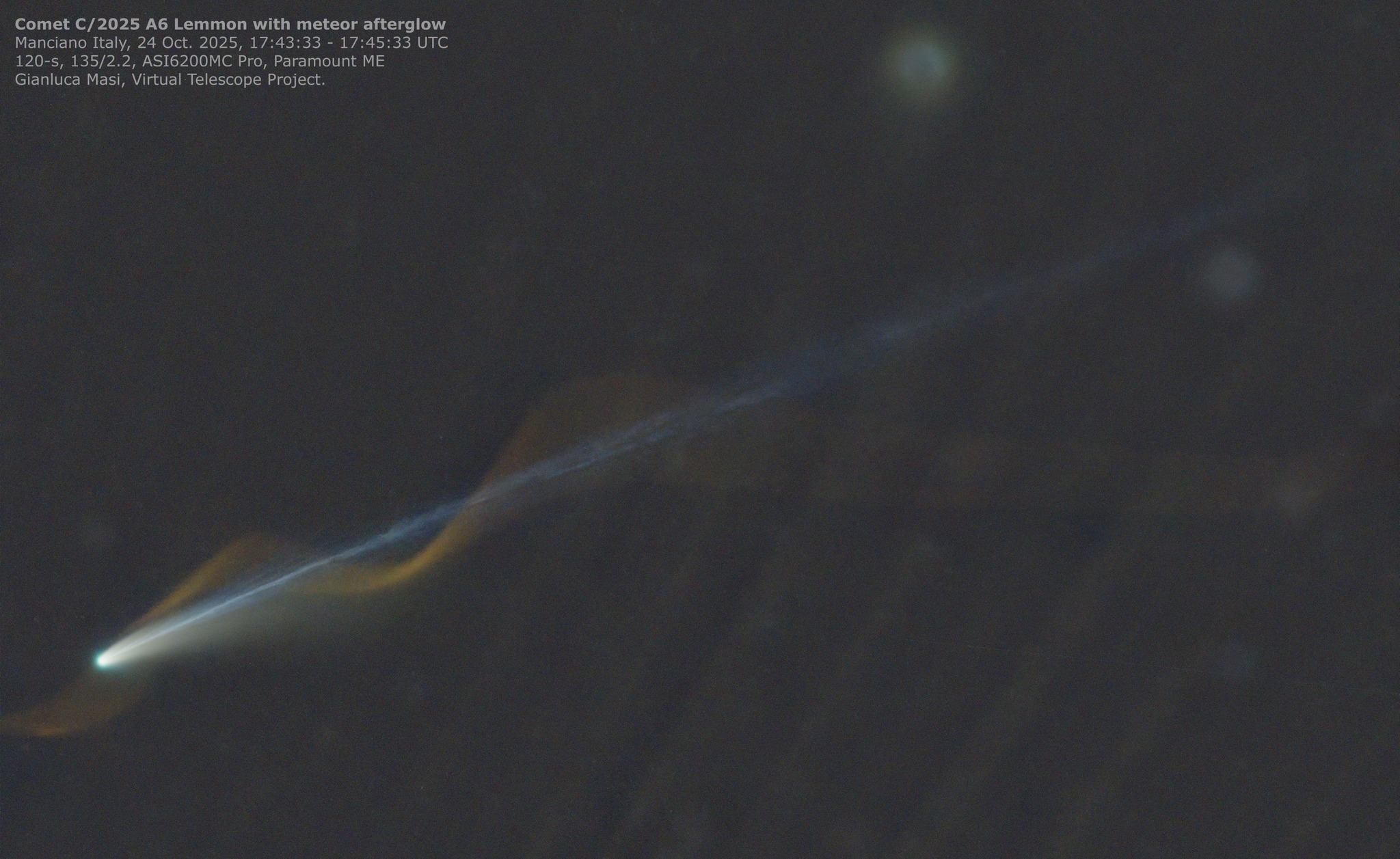 Illusione cosmica: abbraccio tra la cometa Lemmon e una meteora | FOTO