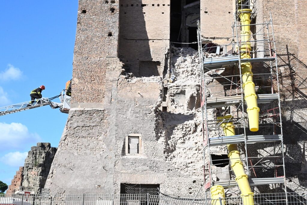 crollo torre conti roma