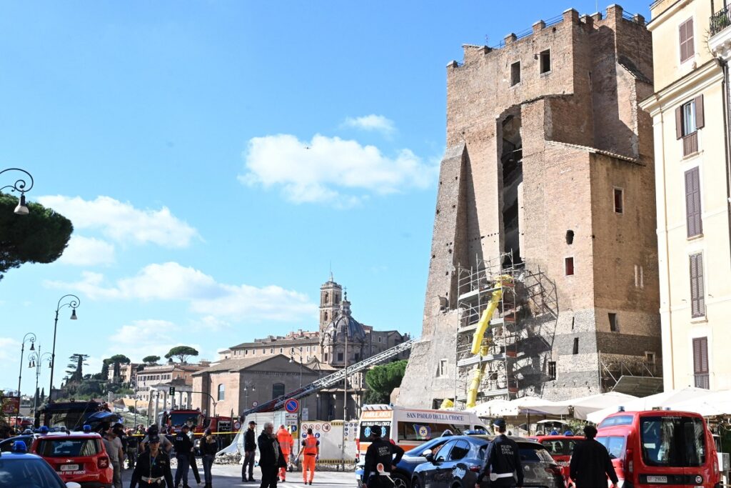 crollo torre conti roma