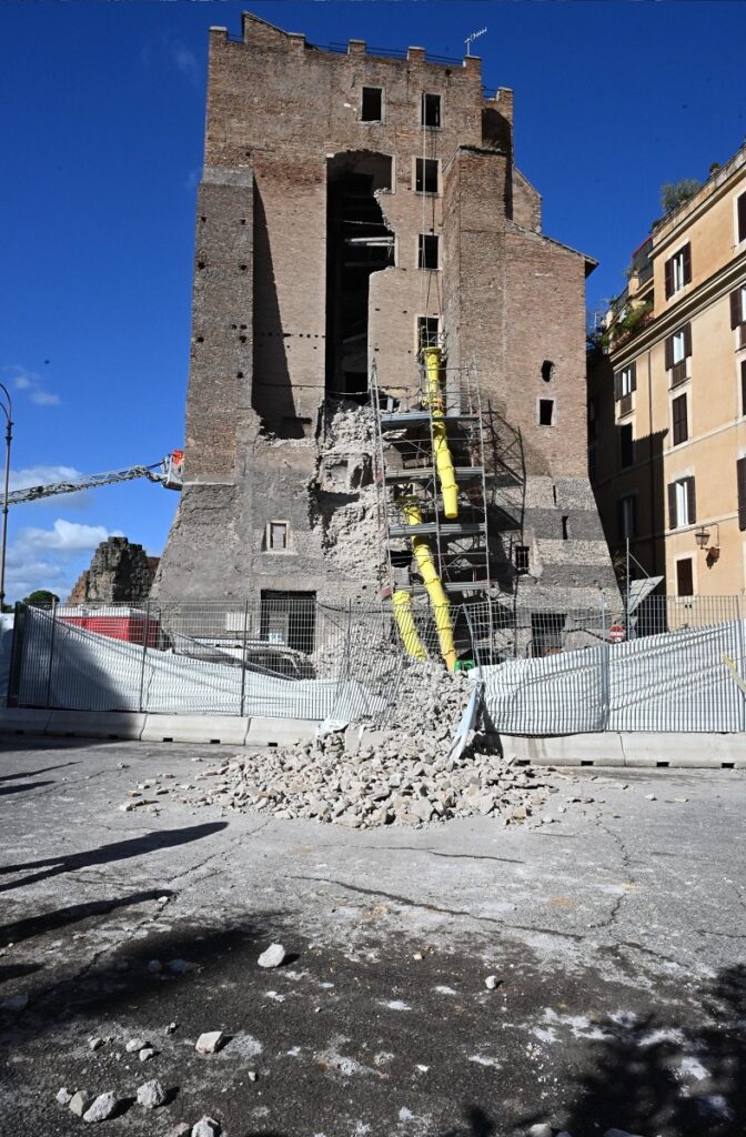 crollo torre conti roma