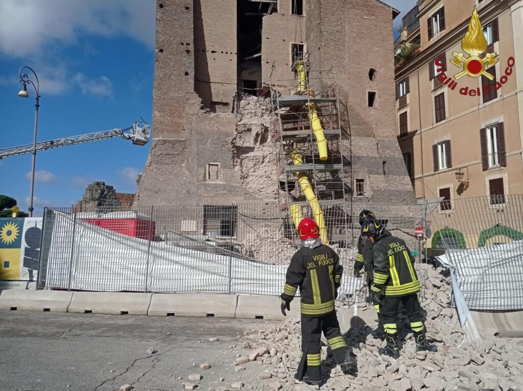 crollo torre conti roma