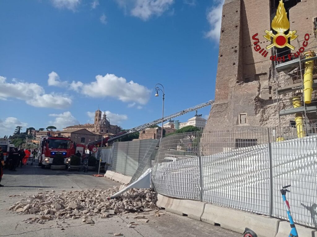 crollo torre conti roma