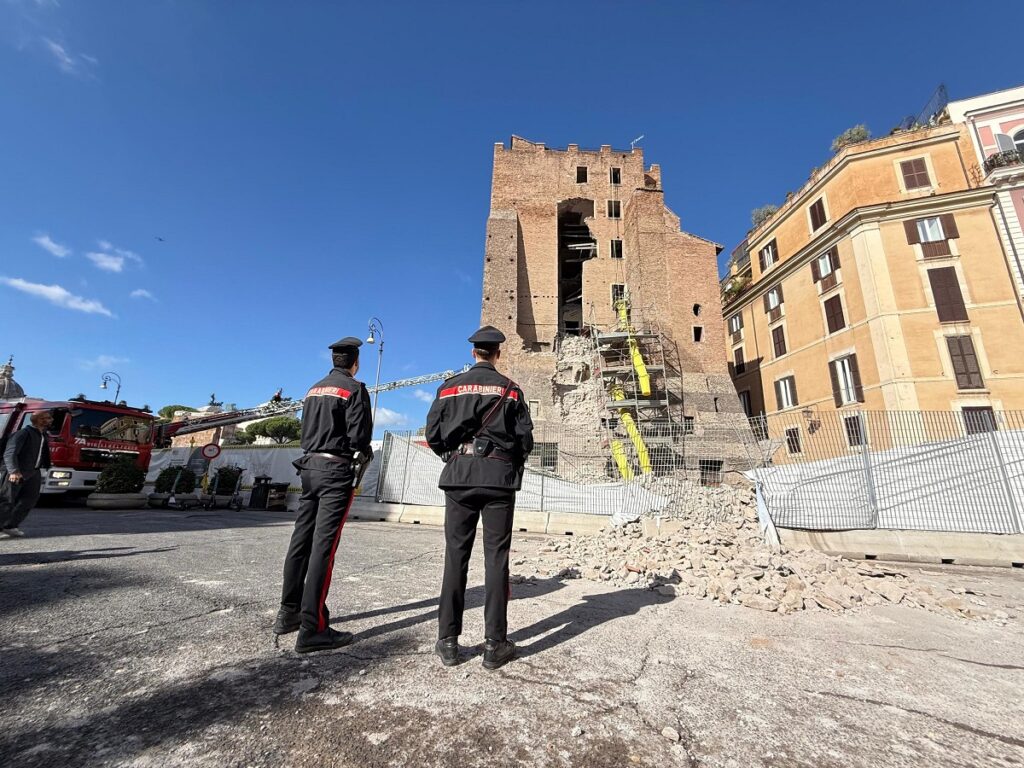crollo torre conti roma