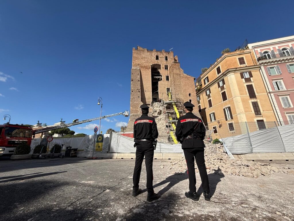 crollo torre conti roma