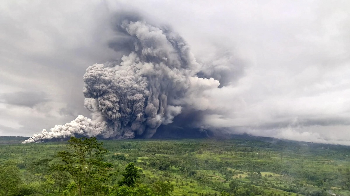 Indonesia, eruzione del vulcano Semeru: allerta al massimo livello, evacuazioni e 178 persone bloccate sulla montagna