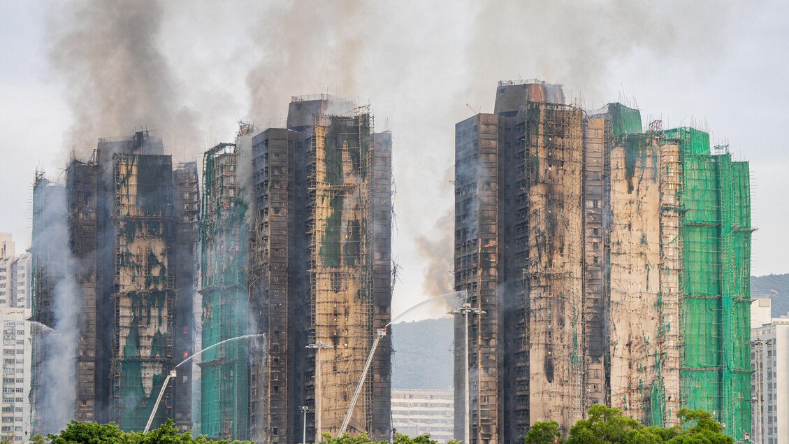 Hong Kong piange le vittime del rogo, controlli su tutti i grattacieli