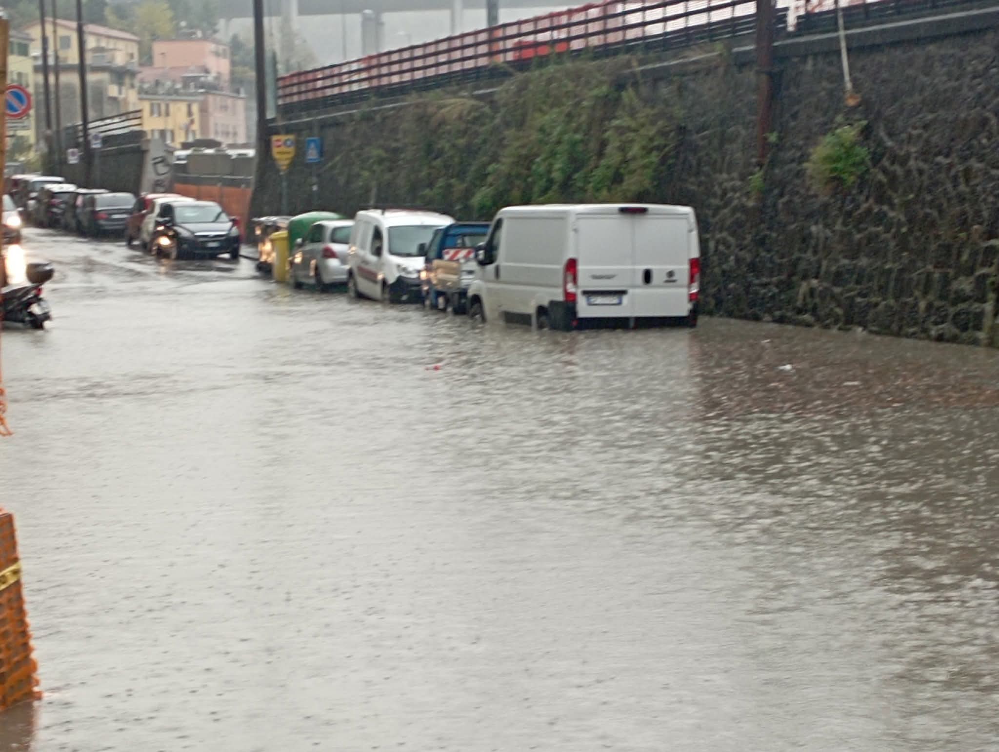 Maltempo, temporale autorigenerante sulla Liguria: piogge incessanti a Genova, ponente bersagliato | FOTO