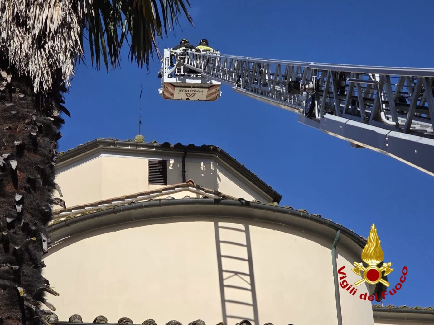 Maltempo Toscana, fulmine colpisce l’Abbazia di San Bartolomeo a Capannoli: crolla parte della cupola