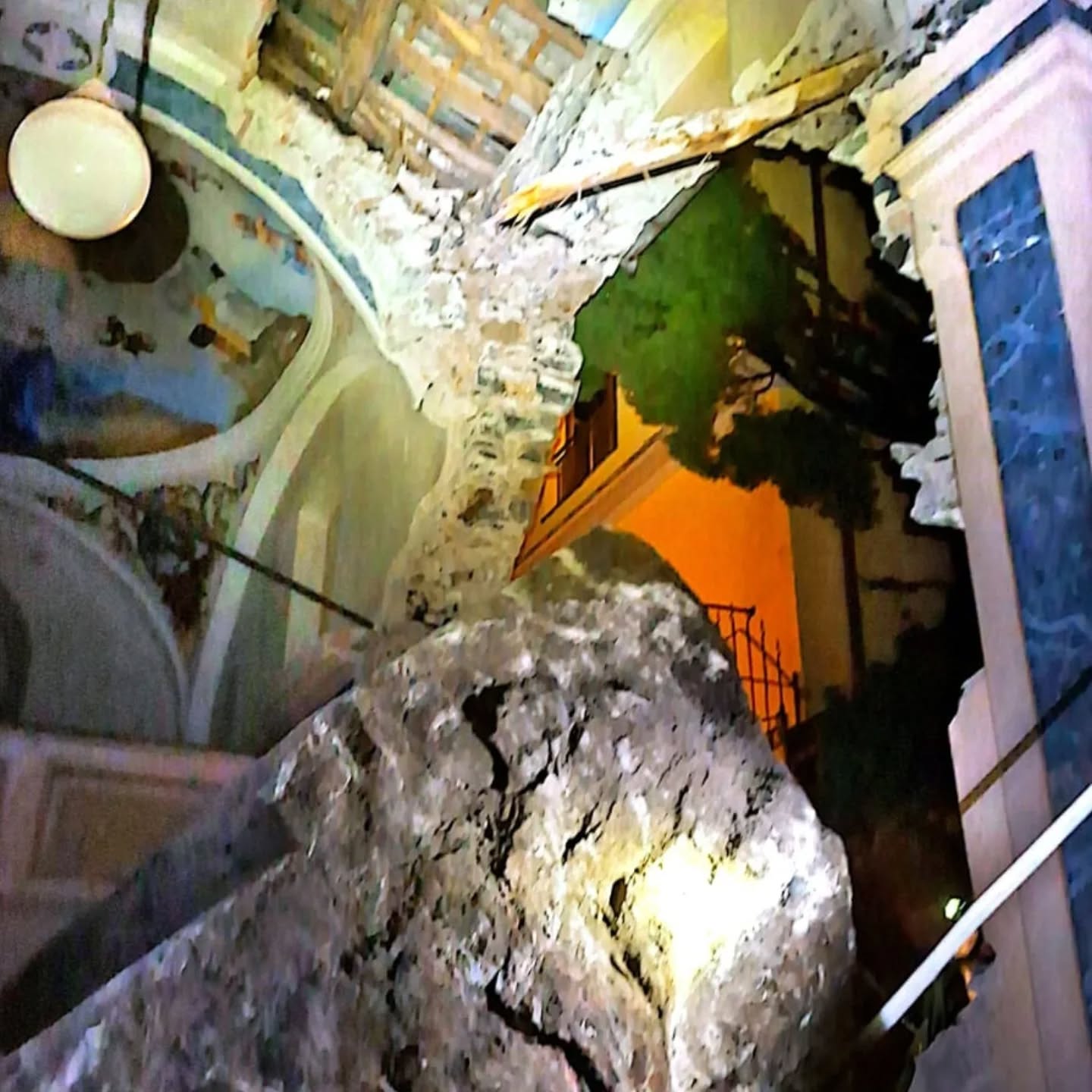 Maltempo Lombardia, frana sul Lago di Como: masso sfonda la parete di una chiesa | FOTO