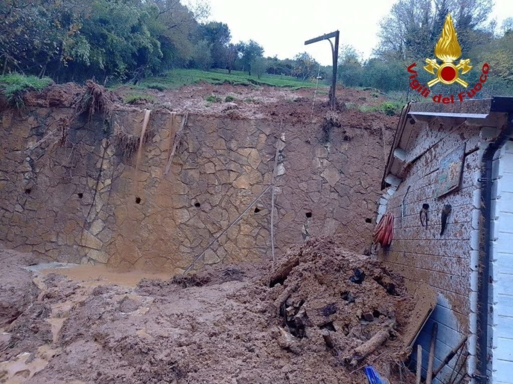 maltempo frana pietrasanta toscana