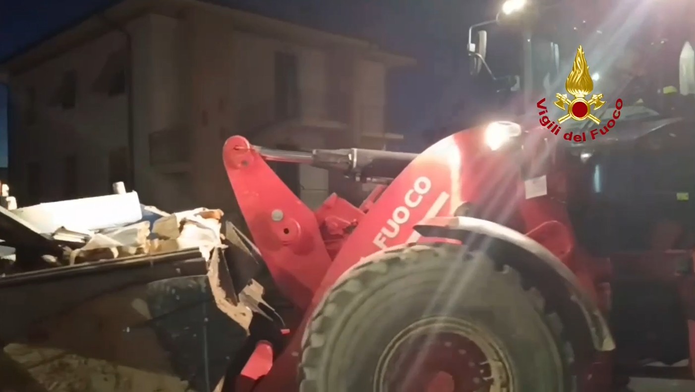 Maltempo Friuli, Vigili del Fuoco al lavoro a Versa: si liberano le aree da fango e detriti | VIDEO