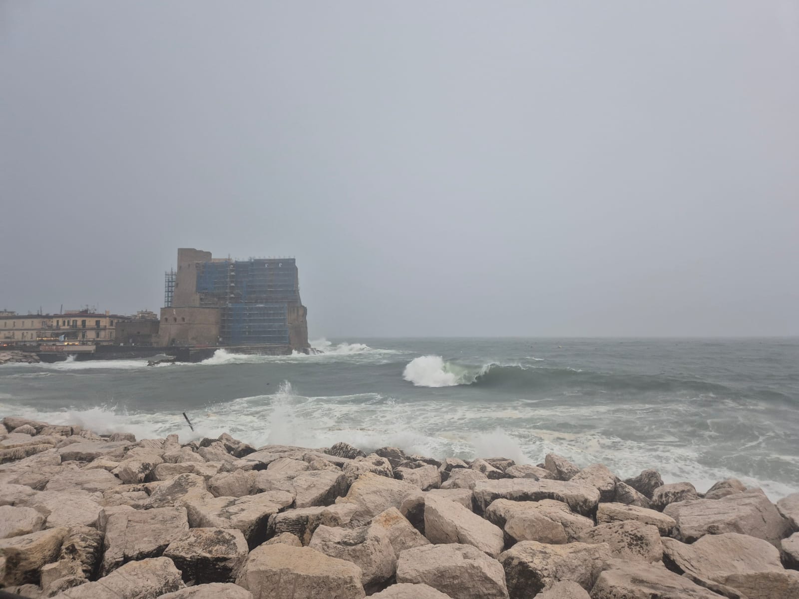 Maltempo, Napoli sotto un violento nubifragio: pioggia torrenziale, vento forte e clima pienamente invernale